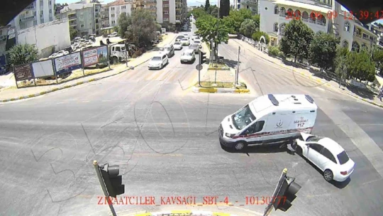 Hasta taşıyan ambulansın devrildiği kazanın kamera görüntüleri ortaya çıktı