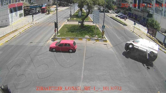 Hasta taşıyan ambulansın devrildiği kazanın kamera görüntüleri ortaya çıktı