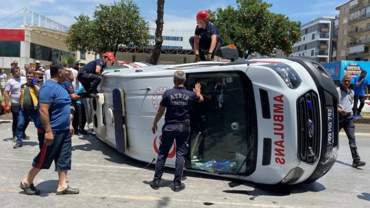 Hasta taşıyan ambulansın devrildiği kazanın kamera görüntüleri ortaya çıktı