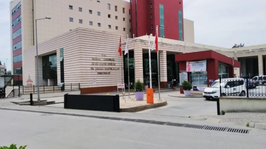 Hastaneye doğuma gelen kadın, önce polis zoruyla kocasını hastaneden kovdurdu sonra doğumhaneye gitti