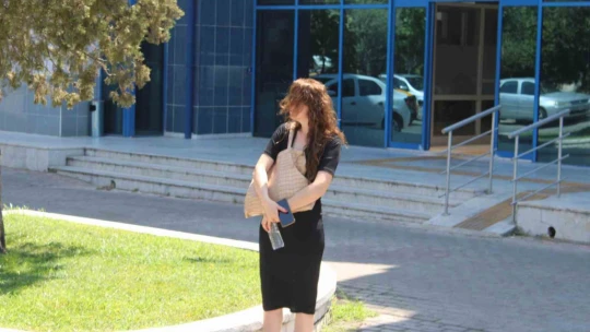 Hata yaptığı öne sürülen kadın memur iş yerine alınmayınca mesaisini kapının önünde tamamlıyor