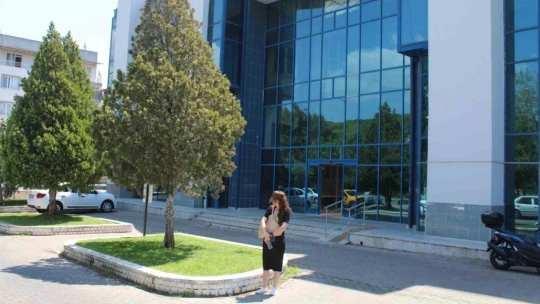 Hata yaptığı öne sürülen kadın memur iş yerine alınmayınca mesaisini kapının önünde tamamlıyor