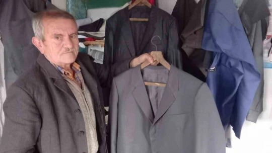 Herkes bıraktı, o halen konfeksiyonlara kafa tutuyor