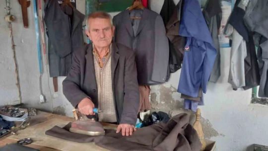 Herkes bıraktı, o halen konfeksiyonlara kafa tutuyor