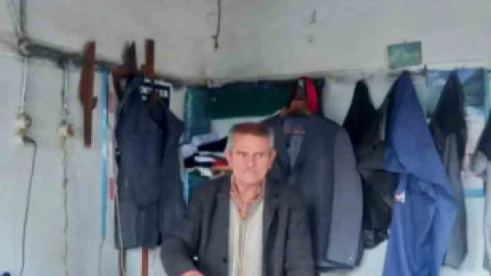 Herkes bıraktı, o halen konfeksiyonlara kafa tutuyor