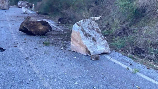 Heyelan dolayısıyla kapanan yola ekipler sevk edildi