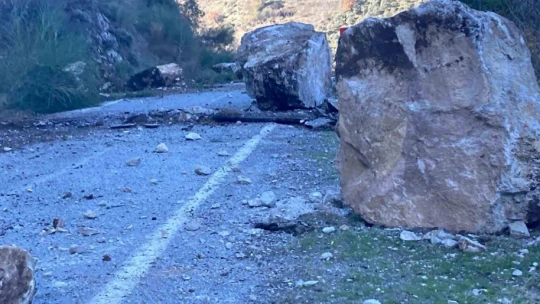 Heyelan dolayısıyla kapanan yola ekipler sevk edildi