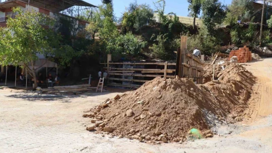 Hisarcık'ta köy meydanı genişletiliyor