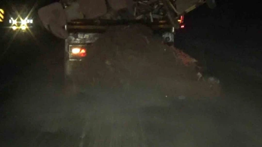 Hurda yüklü kamyonet trafikte tehlike saçtı