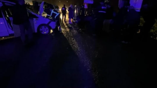 İki araç çarpıştı sürücü araçta sıkıştı