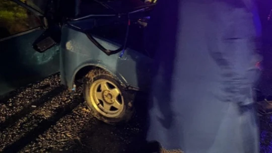 İki araç çarpıştı sürücü araçta sıkıştı