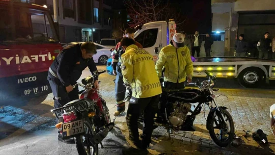İki motosiklet, otomobil ile kafa kafaya çarpıştı: 3 yaralı