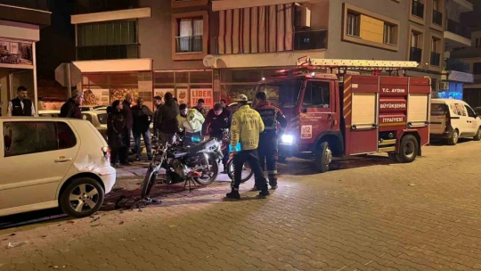 İki motosiklet, otomobil ile kafa kafaya çarpıştı: 3 yaralı