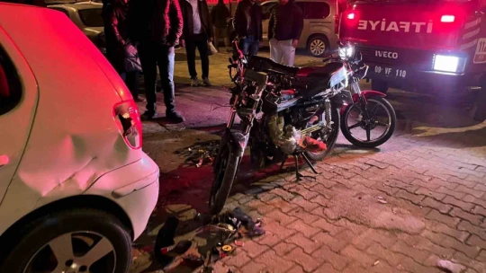 İki motosiklet, otomobil ile kafa kafaya çarpıştı: 3 yaralı