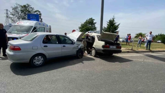 İki otomobil çarpıştı 7 kişi yaralandı