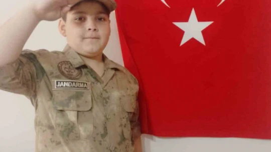 İlkokul öğrencisinin bayrak hassasiyeti duygulandırdı