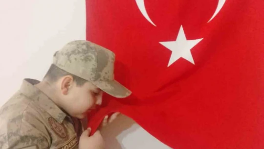 İlkokul öğrencisinin bayrak hassasiyeti duygulandırdı