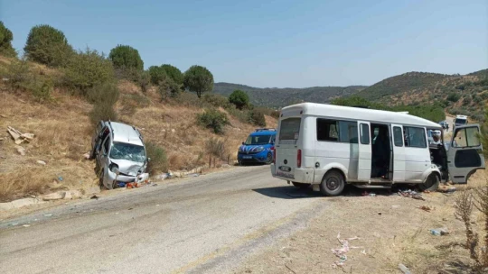 İncir işçilerini taşıyan minibüs ticari araç ile çarpıştı: 3'ü ağır 8 yaralı