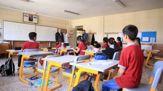 İncirliova'da hayırsever tarafından bağışlanan sıralar okula teslim edildi