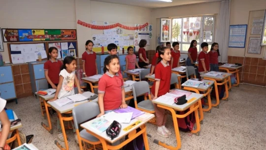 İncirliova'da hayırsever tarafından bağışlanan sıralar okula teslim edildi