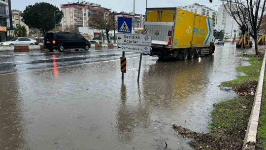 İncirliova'da karayolu göle döndü