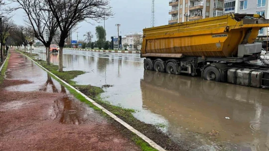 İncirliova'da karayolu göle döndü
