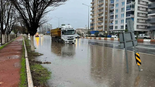 İncirliova'da karayolu göle döndü