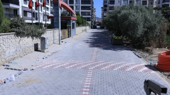 İncirliova'da yol ve parke taşı çalışmaları sürüyor