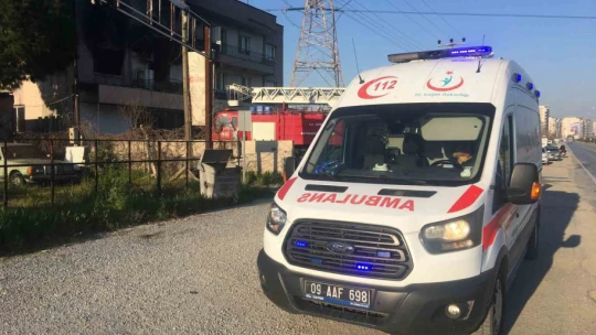 İncirliova'daki ev yangınında 2 kişi dumandan etkilendi