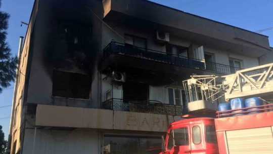 İncirliova'daki ev yangınında 2 kişi dumandan etkilendi