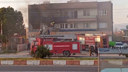 İncirliova'daki ev yangınında 2 kişi dumandan etkilendi