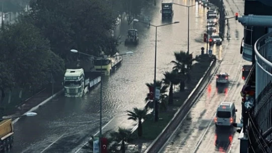 İncirliova yolu göle döndü, sürücüler zor anlar yaşadı