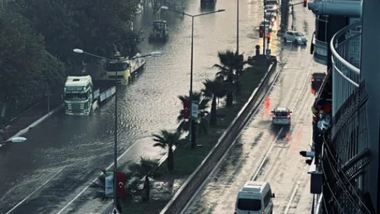 İncirliova yolu göle döndü, sürücüler zor anlar yaşadı