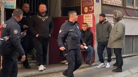 İşlediği cinayet sonrası elleri cebinde çıkmıştı, kelepçeli adliyeye girdi