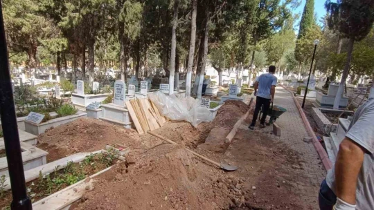 İsrail'in katlettiği Ayşenur'un cenaze töreni için mezarlıkta hazırlıklar tamamlandı