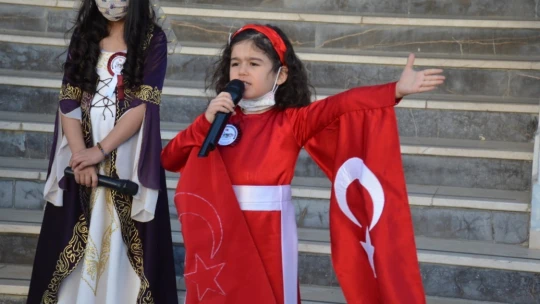 İstiklal Marşı'nı güzel okuyan öğrenciler ödüllendirildi