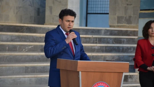 İstiklal Marşı'nı güzel okuyan öğrenciler ödüllendirildi