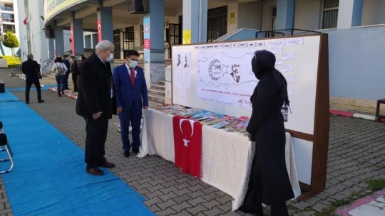 İstiklal Marşı'nı güzel okuyan öğrenciler ödüllendirildi
