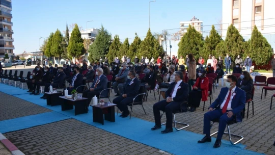 İstiklal Marşı'nı güzel okuyan öğrenciler ödüllendirildi