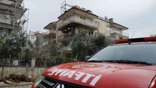 İtfaiyenin çalışmasını, tehlikeye aldırmadan çatıdan izledi