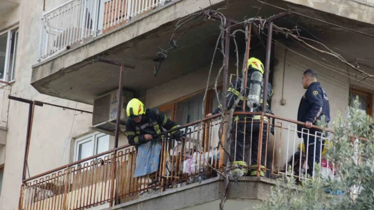 İtfaiyenin çalışmasını, tehlikeye aldırmadan çatıdan izledi