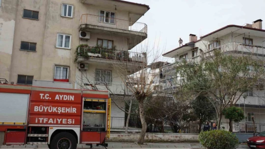 İtfaiyenin çalışmasını, tehlikeye aldırmadan çatıdan izledi