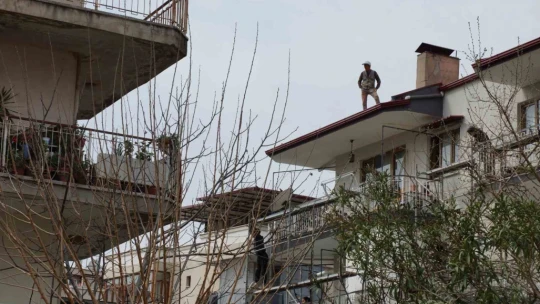 İtfaiyenin çalışmasını, tehlikeye aldırmadan çatıdan izledi