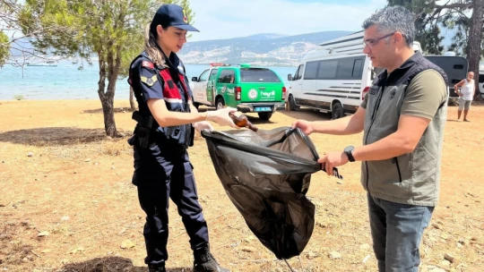 Jandarma atık camları topladı, farkındalık oluşturdu