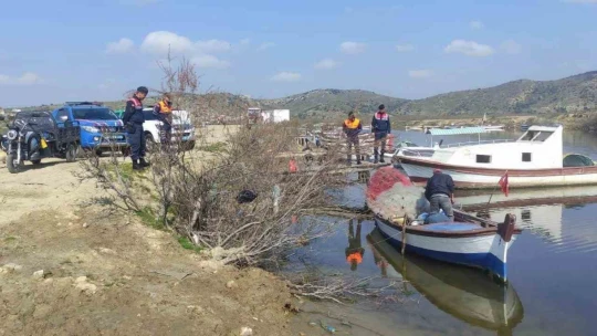 Jandarma, Bafa Gölü'nde balık avcılarını denetledi