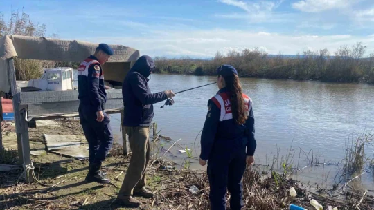 Jandarma balık avcılarını hem denetledi, hem de bilgilendirdi