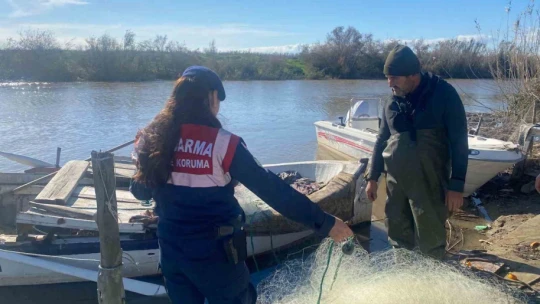 Jandarma balık avcılarını hem denetledi, hem de bilgilendirdi