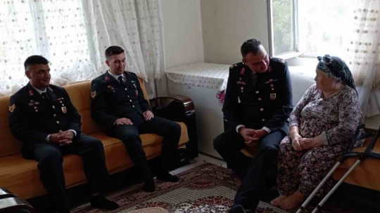 Jandarma bayramda da şehit ailelerini unutmadı