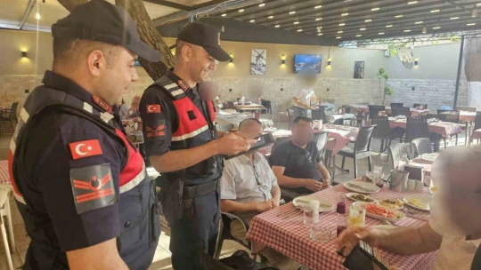 Jandarma Efeler'de denetimlerine devam ediyor