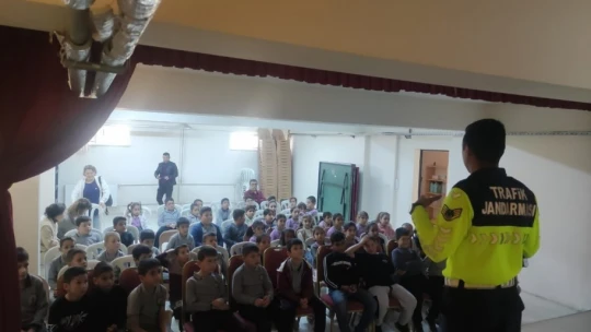 Jandarma ekipleri bilgilendirme çalışmalarını sürdürüyor